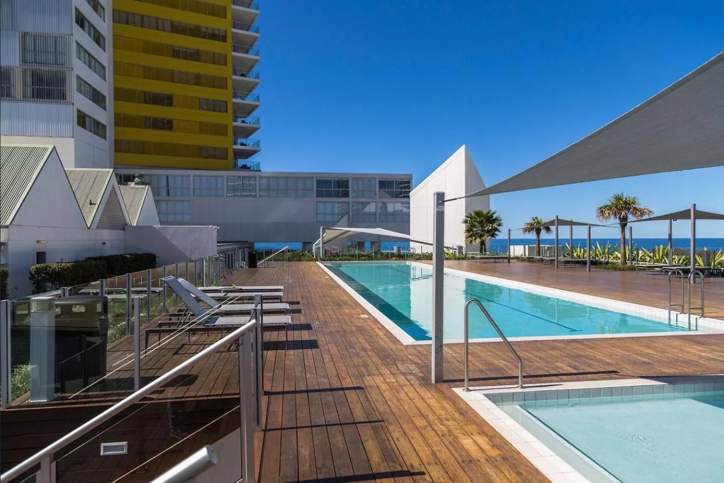 Stunning Oceanfront Luxury With Rooftop Pool Голд-Кост